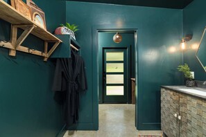 Interior - Birdy at Ololo, Hot Tub, Fireplace, Fire pit (Fredericksburg)