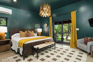 1 bedroom, iron/ironing board, WiFi, bed sheets - Birdy at Ololo, Hot Tub, Fireplace, Fire pit (Fredericksburg)