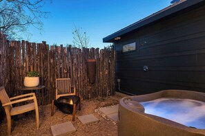 Banyera d'hidromassatge a l'aire lliure