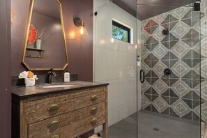 Douche, sèche-cheveux, serviettes fournies