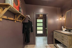 シャワー、ヘアドライヤー、タオル