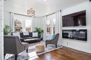 Televisión, chimenea y oficina 