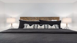 2 bedrooms, iron/ironing board, WiFi, bed sheets - Cava House, Fire pit, Hot tub, Cowboy Pool! (Fredericksburg)