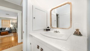 Douche, sèche-cheveux, serviettes fournies