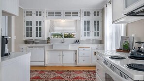 Kjøleskap, mikrobølgeovn, ovn og kokeplater