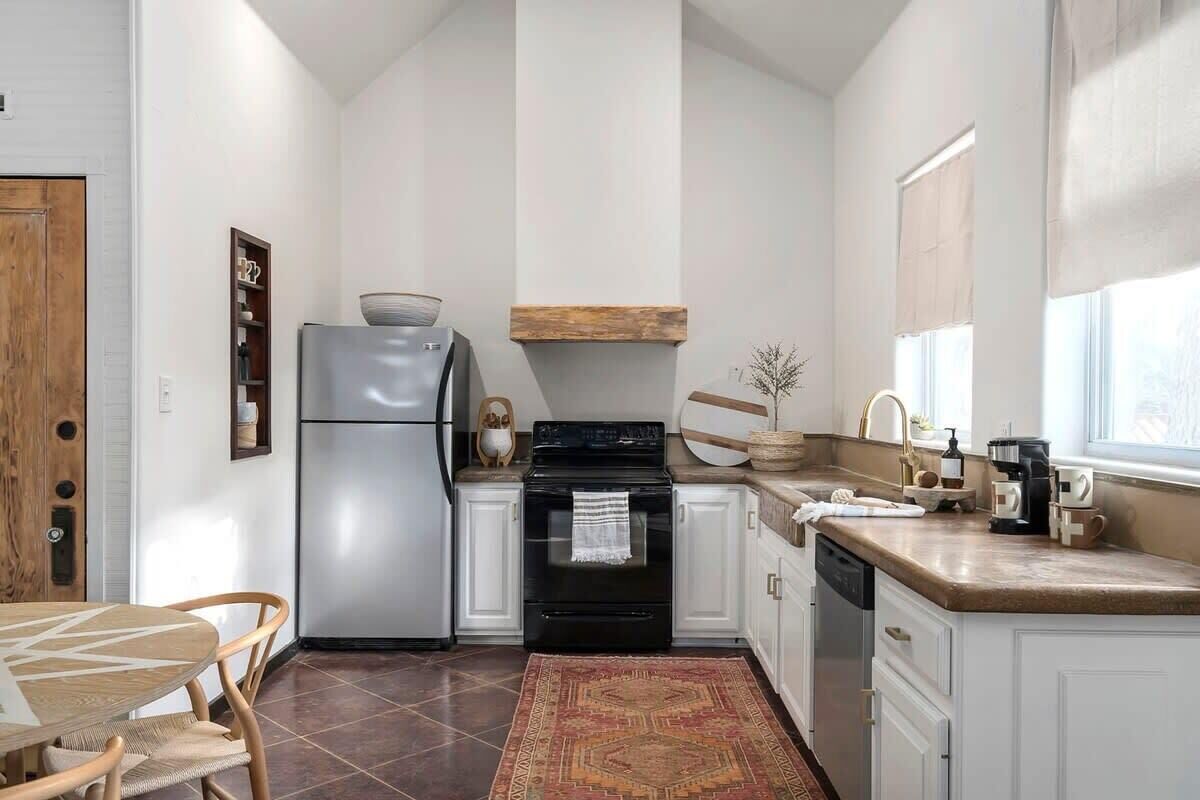 Coffee/tea maker, fridge, microwave, oven