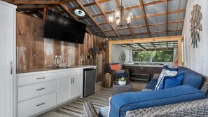 TV, peis og kontorer