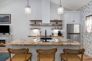 Kylskåp, mikrovågsugn, ugn och spishäll