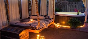 Denim & Diamonds, private hot tub, walk to Main St