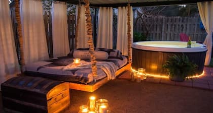 Denim & Diamonds, private hot tub, walk to Main St