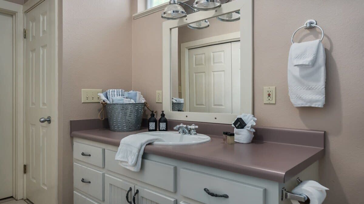 Tina, secadora de cabello, toallas 