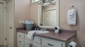 Badekar, hårføner og håndklær