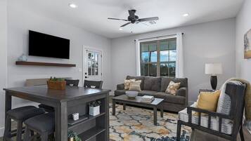 Télévision, cheminée, espaces bureaux