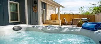 Eagle St Retreat, Privacy Fence, Hot Tub, Fire pit