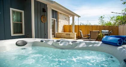 Eagle St Retreat, Privacy Fence, Hot Tub, Fire pit
