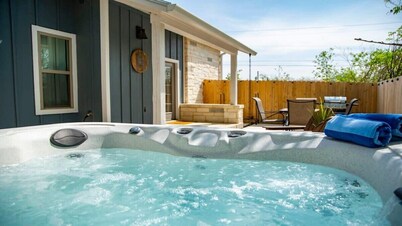 Eagle Street Retreat, privacy fence with Hot Tub!