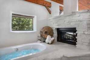 Bathtub, hair dryer, towels - Falling Star, Hot tub, Pet Friendly, Secluded! (Fredericksburg)