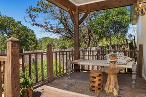 Terrace/patio - Falling Star, Hot tub, Pet Friendly, Secluded! (Fredericksburg)