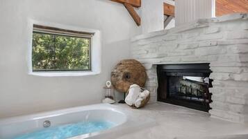 Badekar, hårføner og håndklær