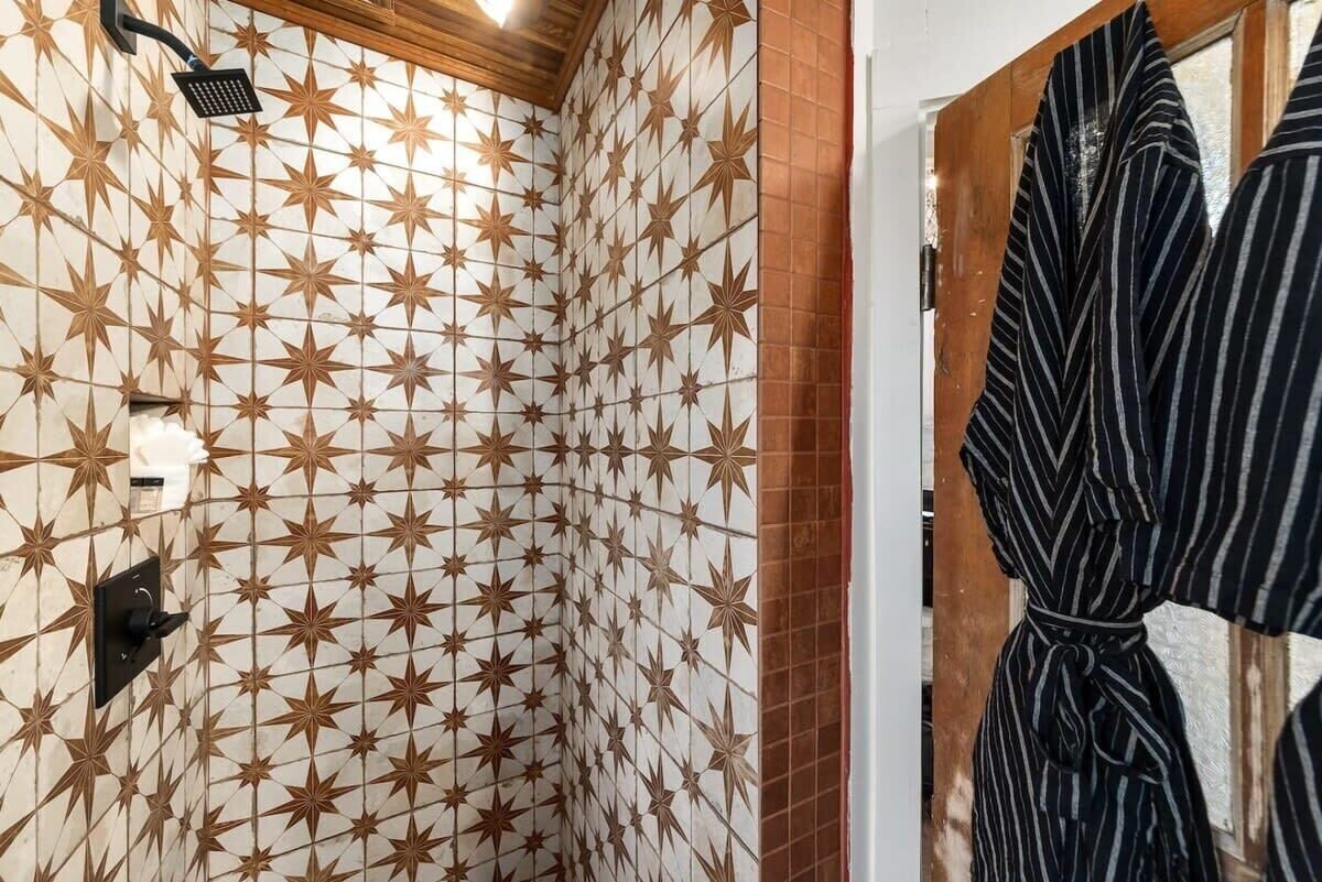 Bathtub, hair dryer, towels, shampoo