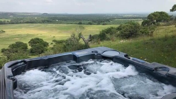 Un bain à remous avec vue sur un paysage verdoyant.