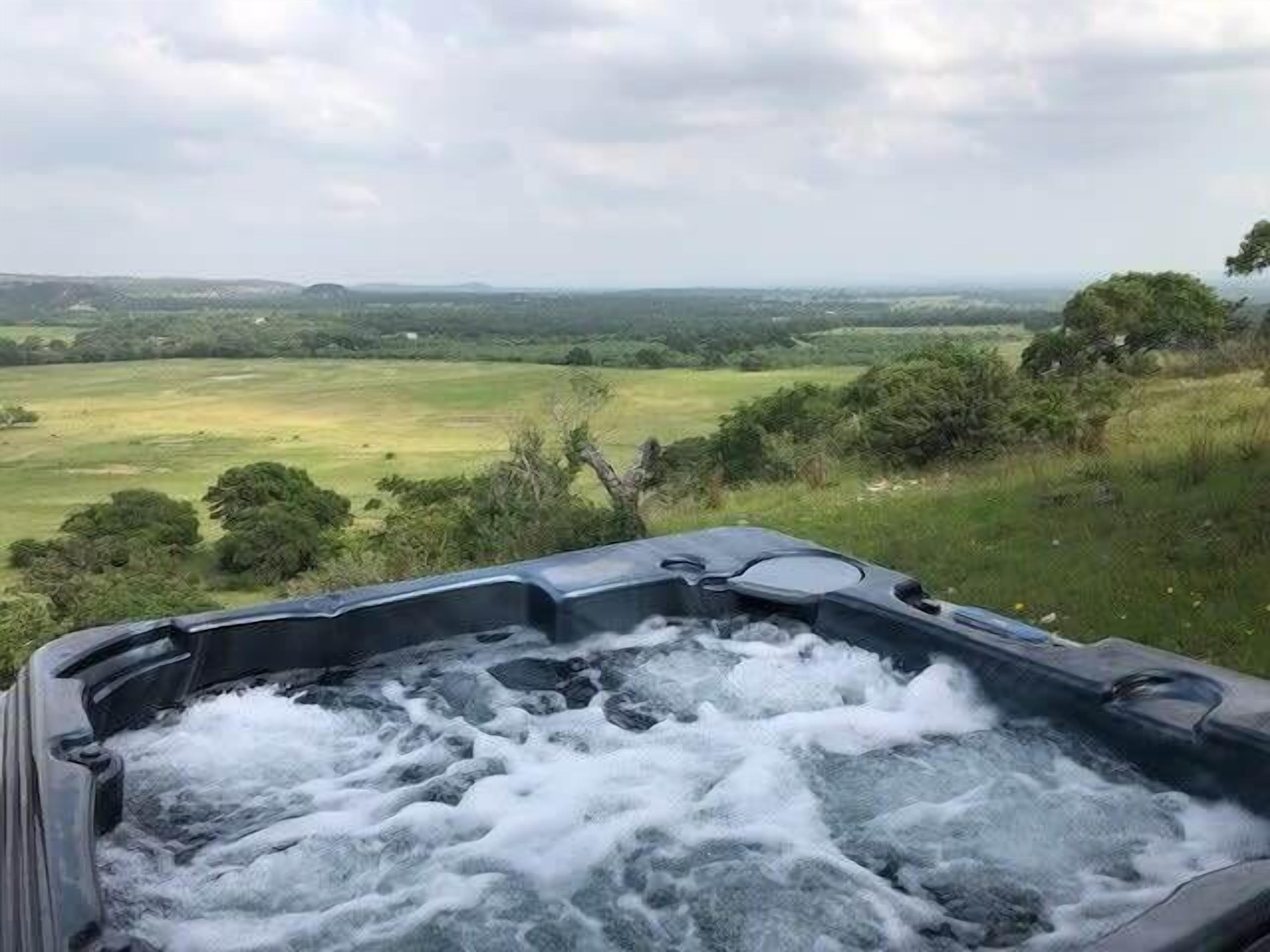 Banyera d'hidromassatge a l'aire lliure