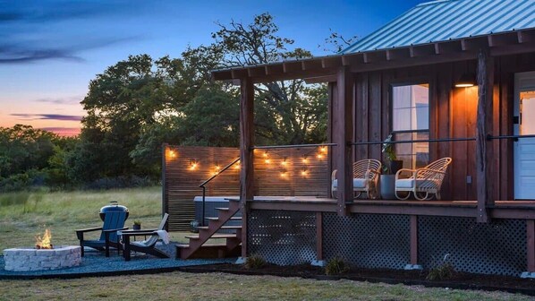 Terrace/patio - Sweet Paradise, Hot Tub, Fire Pit, King Bed! (Fredericksburg)