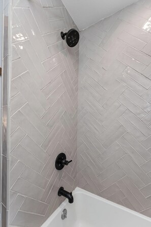 Badewanne, Haartrockner, Handtücher, Shampoo