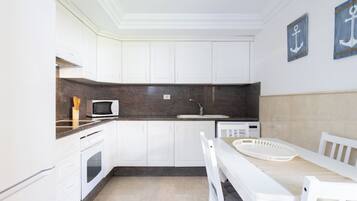 Frigorífico, microondas, horno y placa de cocina