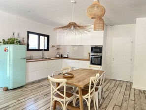 Fridge, microwave, oven, stovetop - Cabane De Brice in Ares with pool (Arès)