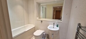 Ensemble douche/baignoire, sĂšche-cheveux, savon, papier toilette