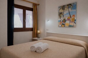 2 bedrooms, travel cot, free WiFi - Scirocco House | Sea View Terrace (Isola Rossa)