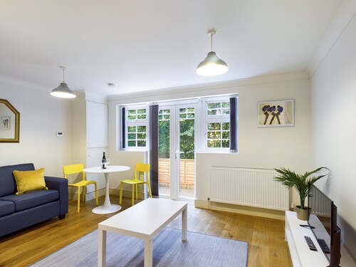 Lovely 1-bed Redhill town centre serviced apartment