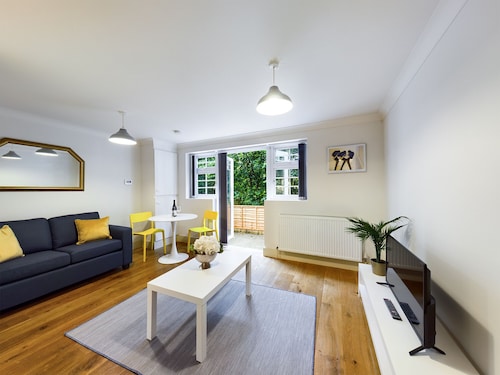 Lovely 1-bed Redhill town centre serviced apartment