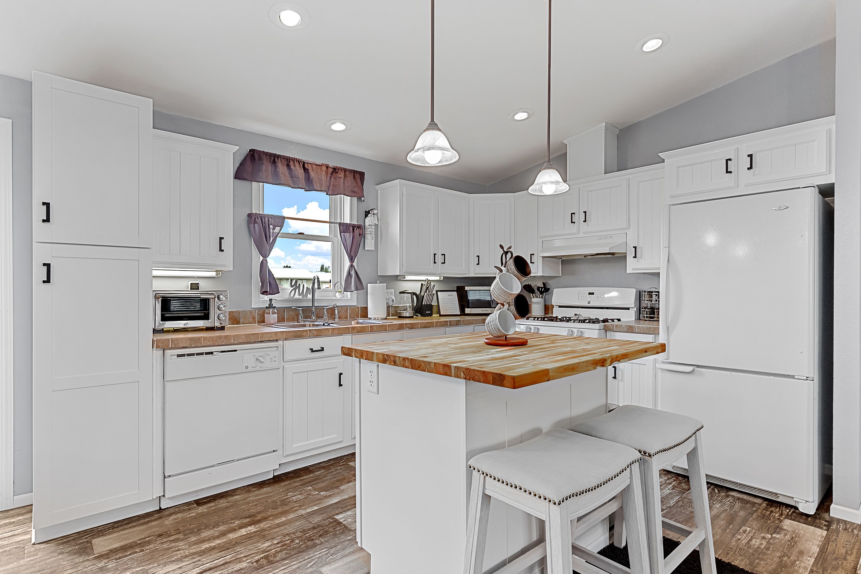 Kjøleskap, mikrobølgeovn, ovn og kokeplater