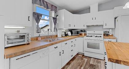 Located near Mt. Rushmore, the Black Hills, Badlands National Park & more!!