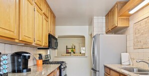 Fridge, microwave, oven, stovetop - The Dartmouth House S (Albuquerque)