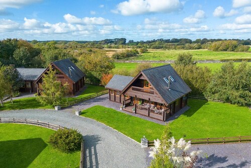Pumpkin Lodge · Scandi Cabin in Heart of Anglesey with Parking