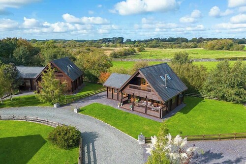 Scandi Cabin in Heart of Anglesey with Parking
