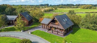 Scandi Cabin in Heart of Anglesey with Parking