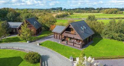 Scandi Cabin in Heart of Anglesey with Parking