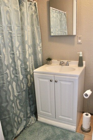 Ensemble douche/baignoire, serviettes fournies, papier toilette