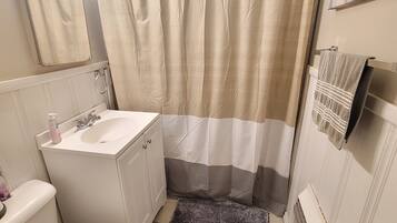 Ensemble douche/baignoire, serviettes fournies, papier toilette