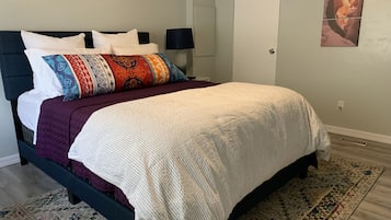 4 quartos, escrivaninha, ferros/tábuas de passar roupa