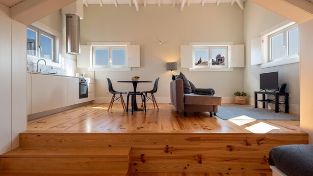 A modern loft apartment with a kitchen, dining area, and living space. - Oporto Rooftop Studio by Vacationy (Porto)