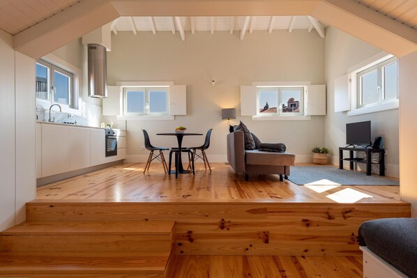 1 habitación y tabla de planchar con plancha 