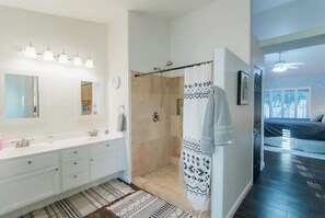 Baignoire, séchoir à cheveux, serviettes fournies, savon