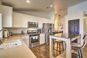 Fridge, microwave, oven, stovetop - Ultimate Family-Friendly Oasis w/ Salt Pool & Misting System for Summer! #212048 (La Quinta)