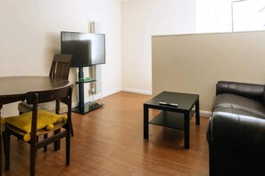 Appartement, plusieurs lits | Coin séjour | Télévision