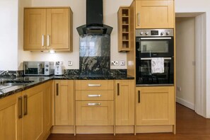 베이직 아파트, 침대(여러 개) | 전용 주방 | 냉장고, 전자레인지, 오븐, 쿡탑